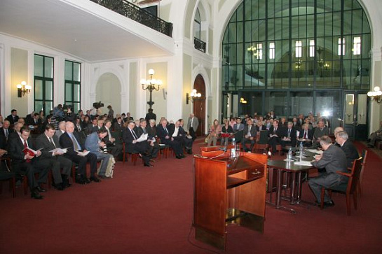 دولة الأكاديمي يفغيني بريماكوف يلتقى مع رؤساء مجالس أعمال ثنائية
